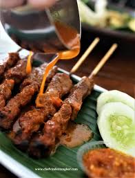 The most common meat used in tinorangsak is pork. Sate Sapi Bumbu Rujak
