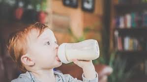 Minum susu sambil mengenal asal susu yang dia minum. Alasan Si Kecil Tak Boleh Langsung Diberi Susu Setelah Minum Obat