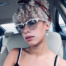 Amanda Nieves's Instagram, Twitter & Facebook