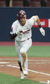 Sports osen=고척, 민경훈 기자 7일 오후 서울 고척스카이돔에서 '2020 신한은행 sol kbo리그' 키움 히어로즈와. ì‚¬ì§„ ì´ì •í›„ 3ë£¨ê¹Œì§€ ë‹¬ë¦°ë‹¤ ë¨¸ë‹ˆs