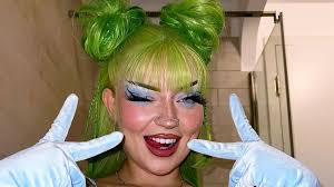 Schmerzhaft": Naomi Jon lässt sich ein Arschgeweih stechen