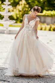 Couture brautkleid malina mit durchsichtiger corsage und. Brautkleid Kattis Mit Schleppe
