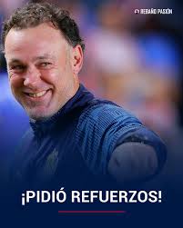 🗣️De acuerdo a diferentes fuentes muy allegadas a Chivas, Milito habría  solicitado tres refuerzos específicos para el Clausura 2026: ➡️Un defensa  central con buena salida de balón. ➡️Un mediocampista defensivo que pueda