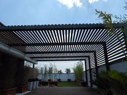 Esta madera debe de colocarse de color claro barnizada con barniz incoloro. Techos Y Pergolas En Hierro Madera Y Policarbonato 100 En 2021 Pergola De Acero Techo De Patio Techo De Pergola