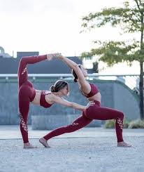 Kingpinner Bobbyginnings Partneryoga Partner Yoga Partnerubungen Partner Akrobatik