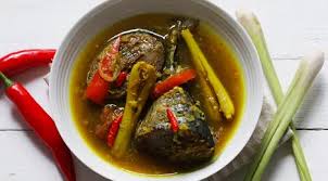 Cabe hijau potong serong, cabe merah potong serong, tomat hijau potong empat bawang merah, iris tipis bawang putih. Menu Hari Ini Serba Ikan Sambal Tongkol Mangut Dan Pindang Bumbu Merah Lifestyle Fimela Com