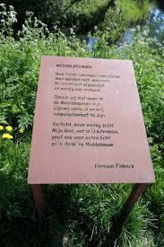Het stoplicht omarmd, trouw, 1 mei 2015. Middeleeuwen Straatpoezie