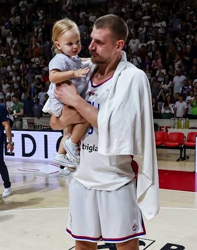❤️| Nikola Jokić sa sinom i ćerkom posle pobede Srbije nad BiH.  Neprocenjivo. Foto: Starsport