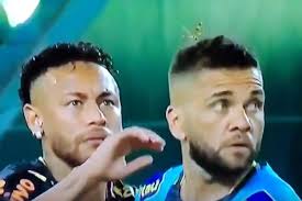 Brazil and colombia have faced each other 32 times over the years. Video Neymar Flicks Large Insect Off Dani Alves S Head