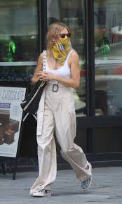 Sienna rose miller (born 28 december 1981) is an english actress, model, and fashion designer, best known for her roles in layer cake, alfie, factory girl, the edge of love and g.i. Sienna Miller Turned Her Scarf Into A Two In One Accessory Vogue