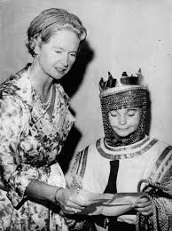 Kungen är en världsfrånvänd överklassgubbe med äckligt reaktionära åsikter. 9 Underbara Bilder Pa Kung Carl Gustaf Som Barn Allt Om Kungligt