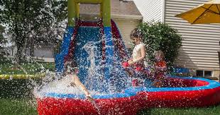 Kinderrutschen sind ideal für aktiven spielspaß im garten. 13 Beste Aufblasbare Wasserrutschen Fur Einen Sommer Voller Spass 2021 Gefleckt