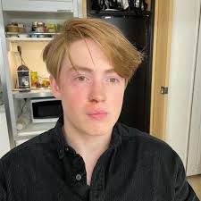 kit connor kitkat   🎄