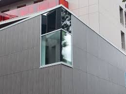 Rahmenlose Verglasungen Bieten Freie Sicht Nach Draussen Verleihen Dem Haus Einen Exklusiven Wohnstil Terrassenturen Alu Fenster Haus