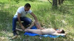 j’ai trouvé une jeune femme nue dans la forêt