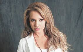 Tanto la actriz de la fea más bella como la cantante. 9cj3diged8b8bm