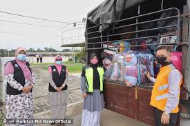 Menurut unit perancang ekonomi, jabatan perdana menteri, sektor pertanian, perhutanan, penternakan dan perikanan merupakan sektor yang paling tinggi kadar implikasi pembandaran terhadap tahap sosioekonomi penduduk di kawasan bandar : Kelantan Menghantar Bantuan Banjir Kepada Pahang Terengganu Dan Johor