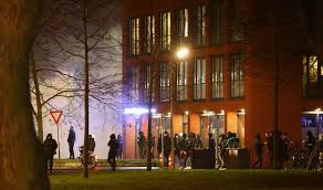 Nieuws & achtergrond opsporing verzocht toont dinsdagavond beelden van meerdere relschoppers die tijdens de jaarwisseling in breda een spoor van vernieling hebben aangericht. Politie Toont Opnieuw Beelden Relschoppers Amsterdam En Den Bosch Binnenland Bndestem Nl
