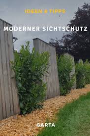 Moderner Sichtschutz Im Garten Ideen Aus Holzzaun Und Hecken Sichtschutz Garten Zaun Garten Sichtschutz