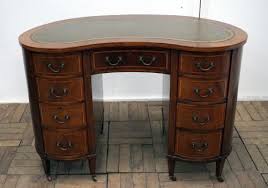The kidney desk table has a mid century modern flair. Antique Kidney Desks The Uk S Largest Antiques Website