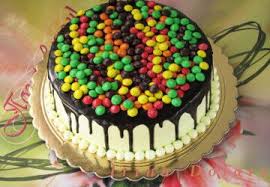 как украсить торт на 1 годик в домашних условиях Kak Ukrasit Tort Konfetami Karamelyu Shokoladom Tort Glazur Dlya Torta Shokolad