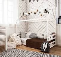 Cama infantil con estructura de casa y barandillas horizontales en tres  lados