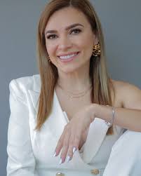 Que siempre existan momentos en los que te sientas orgullosa de ti misma  🤍✨ 📷 @omarfonwilliams 💄 @quitziia 👗 @disruptiva_mx