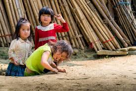 Alles rund ums wohnen & dekorieren. Rural Kids Playing Outside House Editorial Image Image Of Draw Bubbly 53897000