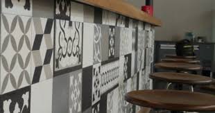 Comptoir De Bar Avec Facade En Carreaux De Ciments Dessus En Bois Massif Teinte Verni Realisation Aranda Mas Bar Maison Moderne Bar En Bois Comptoir
