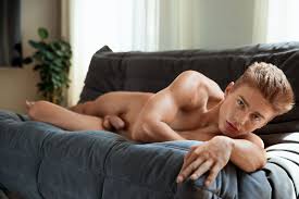 Elio Chalamet se la casca de buena mañana en la habitación | Bel Ami Online  – No es otro blog gay