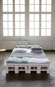 Tempat tidur yang minimalis tidak selalu berwarna putih dengan kayu berwarna coklat. Lingkar Warna 16 Desain Tempat Tidur Unik Dari Kayu Pallet Bekas