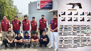 पाकिस्तान-नेपाल-बांग्लादेश के रास्ते आ रहे थे विदेशी हथियार दिल्ली पुलिस ने 10  तस्करों को किया गिरफ्तार इंटरनेशनल सिंडिकेट का भंडाफोड़ ...