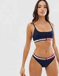 Easy checkout free delivery easy returns. Tommy Hilfiger Bikini Hufthose Mit Kontrastierendem Logobund In Marine Asos