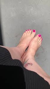 Watch online April Flores aka theaprilflores - 04-21-2020 OnlyFans Video -  Feet fun in the sun on X-video