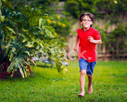 Menino Correndo No Quintal Fotos do acervo - FreeImages.com