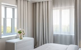 как расставить мебель в угловой комнате с двумя окнами Spalnya S Dvumya Oknami Dizajn Interera 75 Foto Idej