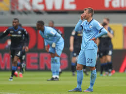 Die mannschaft von trainer ole werner gewann am donnerstag gegen jahn regensburg trotz zweimaligen rückstands mit 3:2 (1:1) und liegt als tabellenzweiter (62 punkte) schon vier zähler vor der spvgg greuther fürth auf dem relegationsrang. Braunschweiger Befreiungsschlag Heidenheim Meldet Sich In Hannover Zuruck Kicker