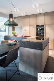 landelijke moderne keuken gemaakt van eikenhout met granieten keukenblad en ingebouwde kastenwand met uitsparing keuken ontwerp keuken idee keuken interieur