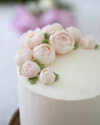 Close Up 3 4 View Of A Lemon Elderflower Cake Topped With Soft Pink Buttercream Cakes Buttercream Cake Cak Gateau Au Citron Gateau Meilleur Gateau
