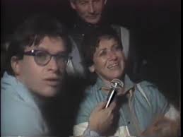 The world's most renown comet halley visits us every 75 years making it a short period or periodic comet (seen periodically less than 200 years) and its passing recorded in texts since 239 b.c. Halley 1986 Una Vez En La Vida Cap 4 Buenos Dias A Todos Youtube