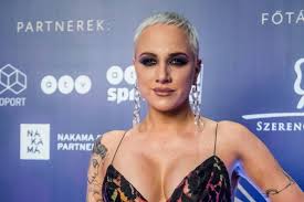 Tóth vera az elmúlt pár évben elképesztő átalakuláson ment keresztül. Lady Gagat Enekelt Toth Gabi Musicdaily