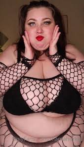 Mamahorker she seems simple inviting you over to help with house work she  will make you her famous xxx onlyfans porn video