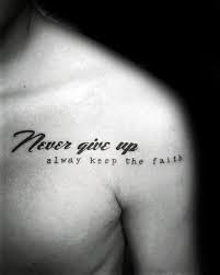 60 Geben Sie Nie Tatowierungen Fur Manner Phrase Entwurfs Ideen Auf Mann Stil Tattoo Phrase Tattoos Tattoo Never Give Up Up Tattoos