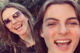 He is the son of actress elizabeth hurley and american businessman steve bing. Elizabeth Hurley S Son Damian Looks Exactly Like Her