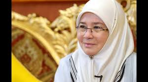 Daulat tuanku menjunjung kasih tuanku. Tunku Azizah Sebak Lawat Keluarga Allahyarham Mohd Fatah By Utusan Online