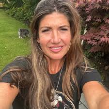 Hi all! Recommendations please for someone to replace/ re-shape our decking  and move shed to the other side please. We're looking for quotes so we can  get an idea of price. Xxx