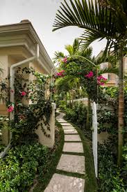 A water feature is an exotic element in this tropical backyard. 75 Beautiful Tropical Landscaping Pictures Ideas May 2021 Houzz