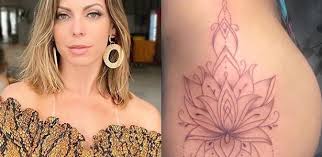 Sheilla Mello Rebate Seguidores Que Criticaram Sua Tatuagem No Quadril