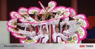 Tari kreasi baru adalah sebuah tarian yang dikembangkan oleh seorang koreaografer atau juga disebut penata tari. 5 Tarian Tradisional Korea Selatan Tarian Persembahan Untuk Dewa