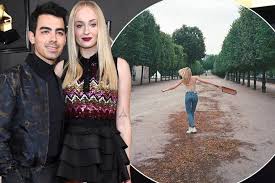 Endlich sophie turner zeigt babybauch ganz offensichtlich. Joe Jonas Shares First Look At Wife Sophie Turner Since Pregnancy Bombshell Mirror Online